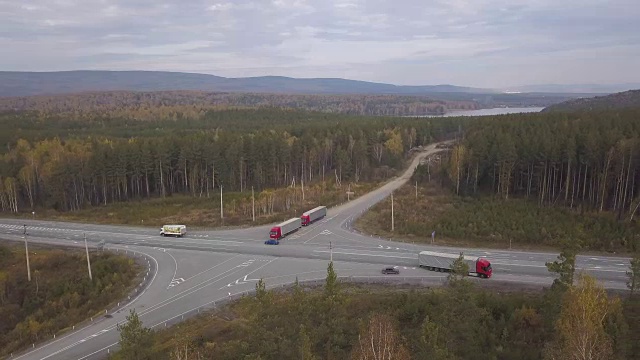 在高速公路上，无人机可以看到带货运集装箱的卡车