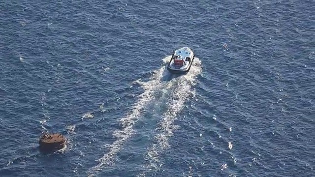 救援摩托艇在海上巡逻，控制海盗、偷猎和走私