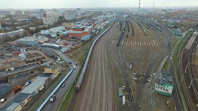 在城市里乘火车旅行