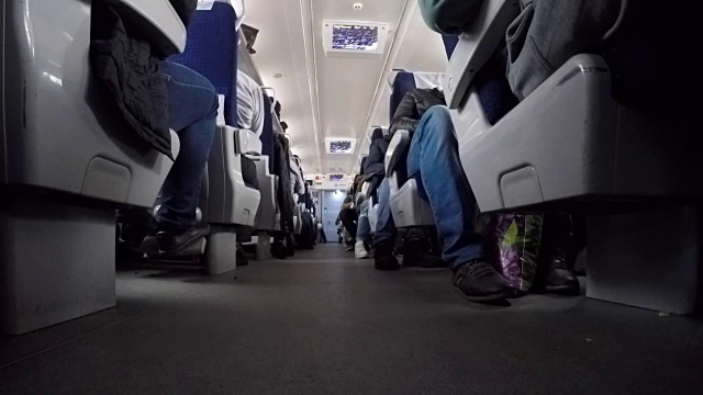 人们在高速火车内旅行。2017年10月16日，乌克兰基辅