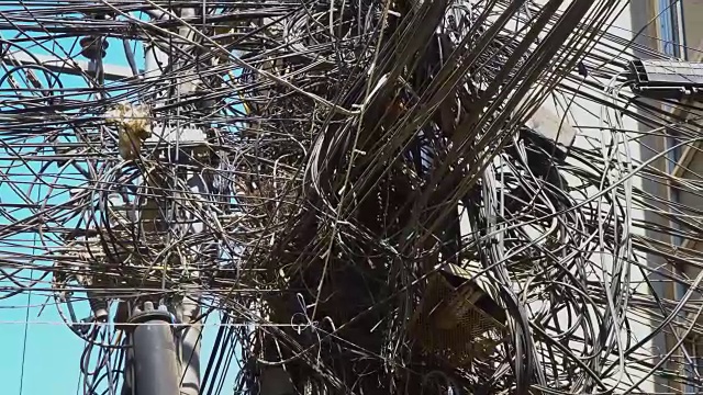 电线杆上有很多缠结的电线。
