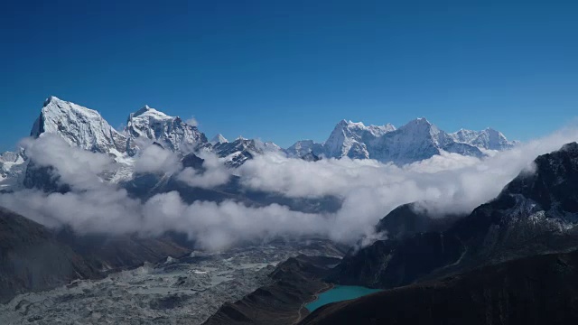 喜马拉雅山高地山谷上空的云的运动。