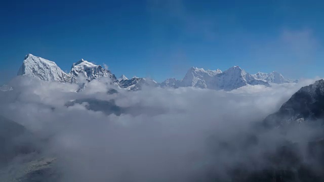 詳情圖-喜馬拉雅山高地山谷上空的云的運(yùn)動。