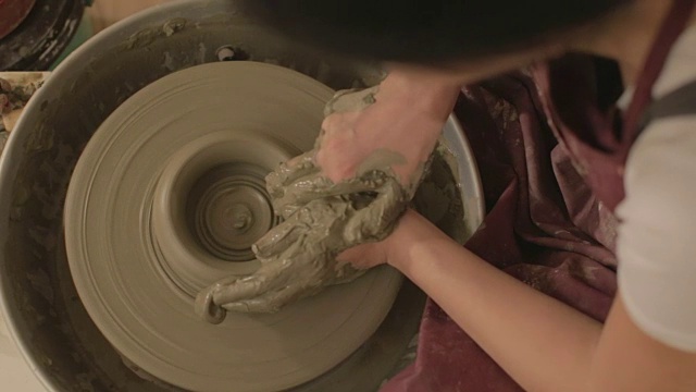 用粘土制作形状的陶器艺术家