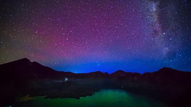 夜空中林加尼山火山口内的塞加拉阿纳克湖上的银河。Lombok岛,印度尼西亚。