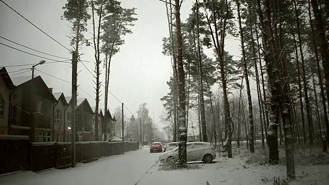 在一片废弃的松林里，大雪下的汽车和三层楼