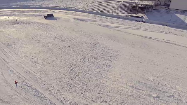 自动漂移在雪地越野，鸟瞰图