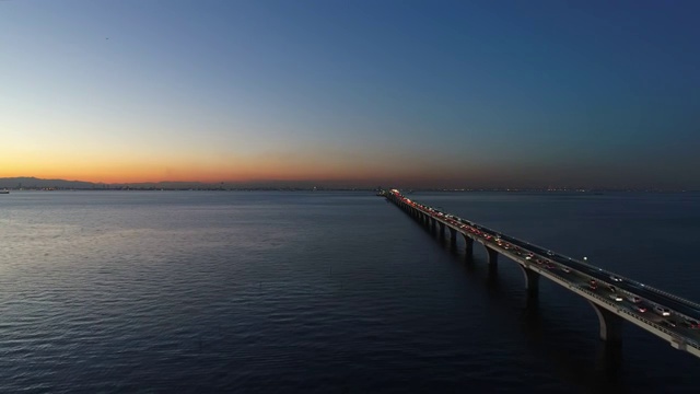 空中-黄昏的大桥在海上和东京湾