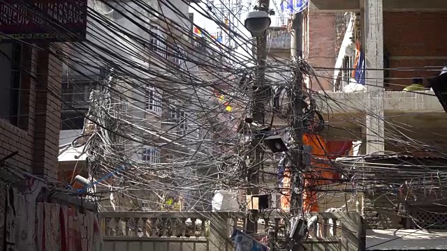 电线杆上有很多缠结的电线。