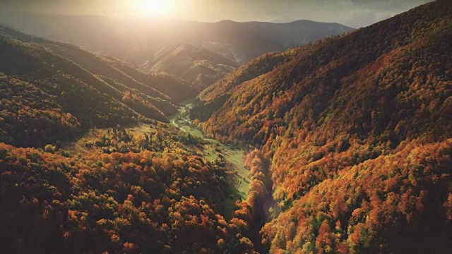 飞越美妙的秋天山景