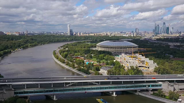 俄罗斯晴天莫斯科河城市景观luzniki体育场航拍全景4k