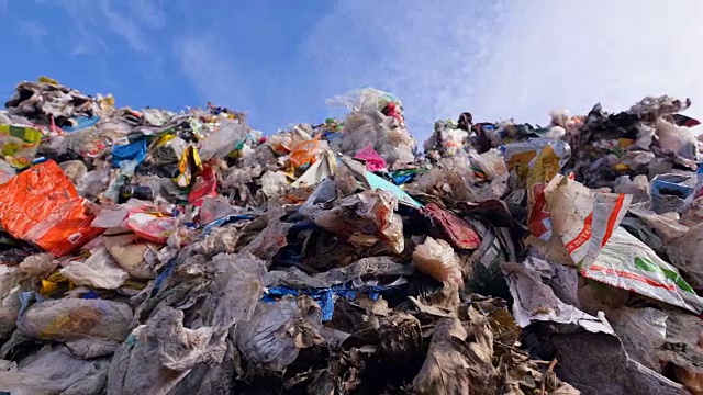 垃圾填埋场有很多塑料和垃圾。城市垃圾从地下倾倒。
