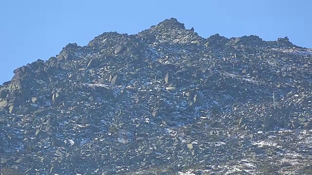 山顶覆盖着岩石和积雪，夏季是滑雪胜地