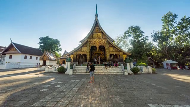 4K延时:老挝琅勃拉邦的香通寺和游客。