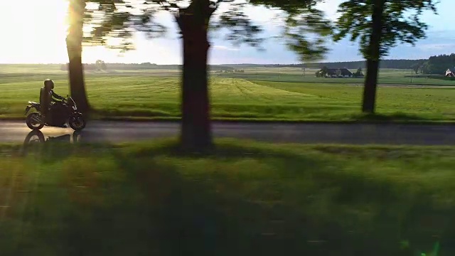 骑摩托车旅行。日落时的乡村景观