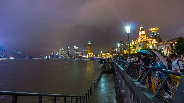 雨夜上海外滩湾拥挤的全景4k时间的中国