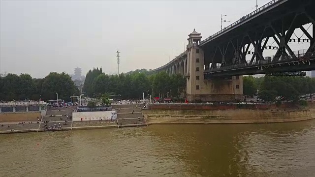 中国白天时间武汉市著名的长江大桥湾航拍全景4k
