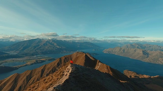 一对徒步去山顶的夫妇