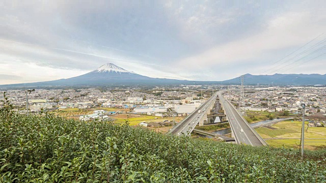 富士山，茶树和高速公路时光流逝