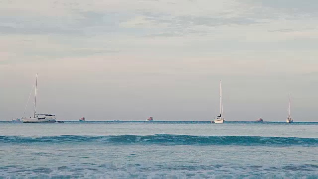 奈汉海滩的晴天。游艇在波浪中摇摆。普吉岛,泰国