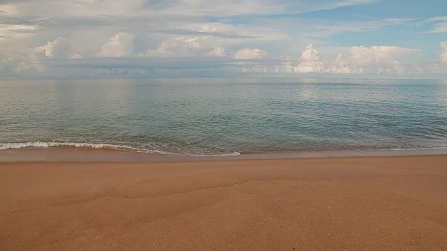 柔软的海浪在沙滩上。蔚蓝的天空和蔚蓝的大海。普吉岛,泰国