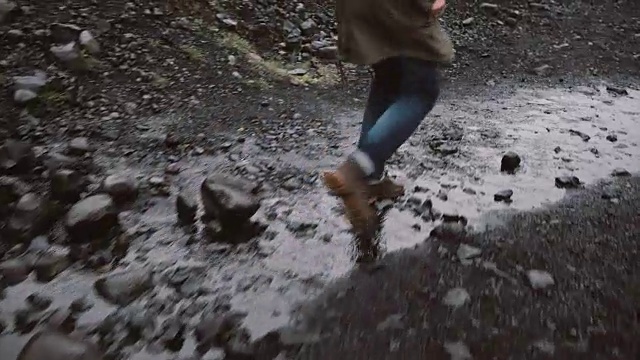 男性脚穿靴子的特写视图。焦虑的男人从某人身边跑开