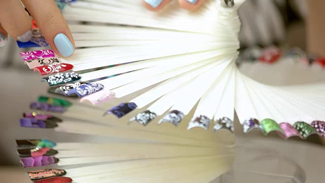 修剪过的手和指甲样品轮。
