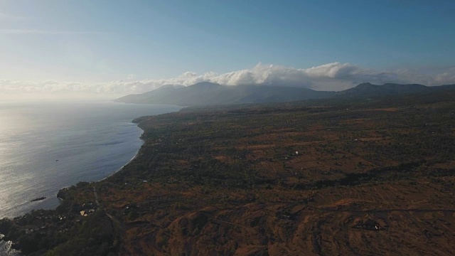 海岸上的日出。艾湄湾巴厘岛,印度尼西亚