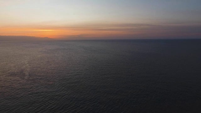 海岸上的日落。艾湄湾巴厘岛,印度尼西亚