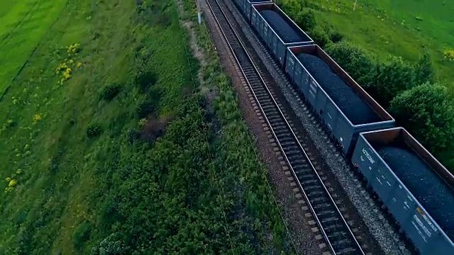 运煤的大型货运列车。空中射击。特写镜头。
