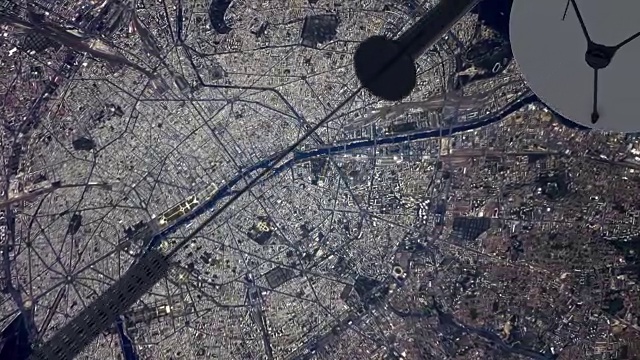 向地球发送信号的通信卫星。飞过大城市