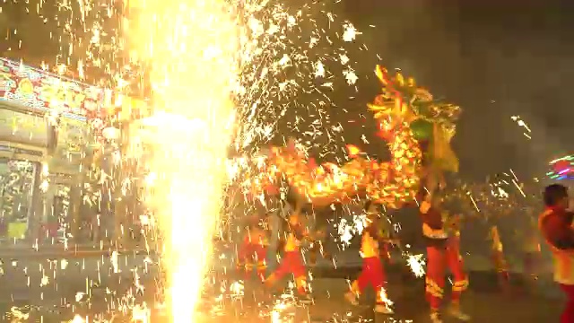 在中國(guó)農(nóng)歷新年的晚上，舞龍和煙花表演。