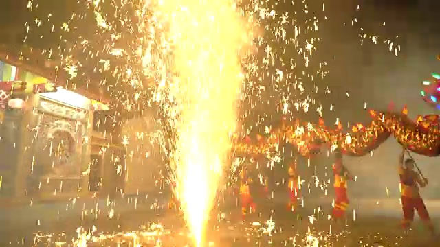 詳情圖-在中國農(nóng)歷新年的晚上，舞龍和煙花表演。