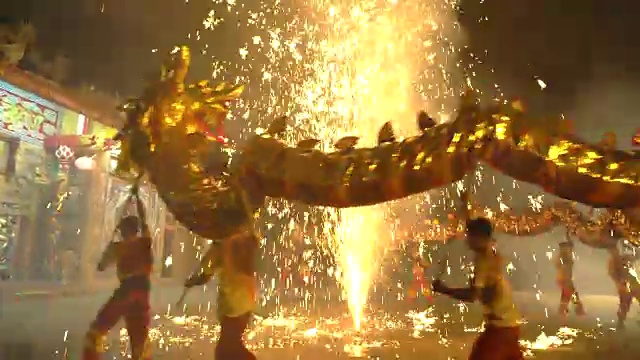 詳情圖-在中國農(nóng)歷新年的晚上，舞龍和煙花表演。