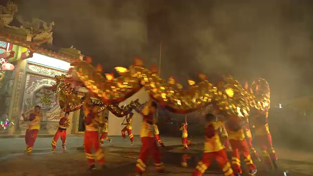 詳情圖-在中國農(nóng)歷新年的晚上，舞龍和煙花表演。