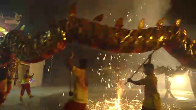 詳情圖-在中國農(nóng)歷新年的晚上，舞龍和煙花表演。