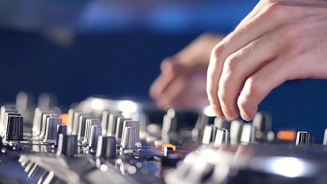 詳情圖-特寫鏡頭。唱盤后面的男dj。
