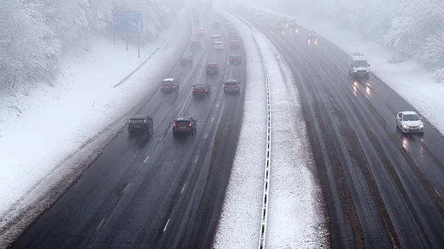 暴风雪期间高速公路上的交通