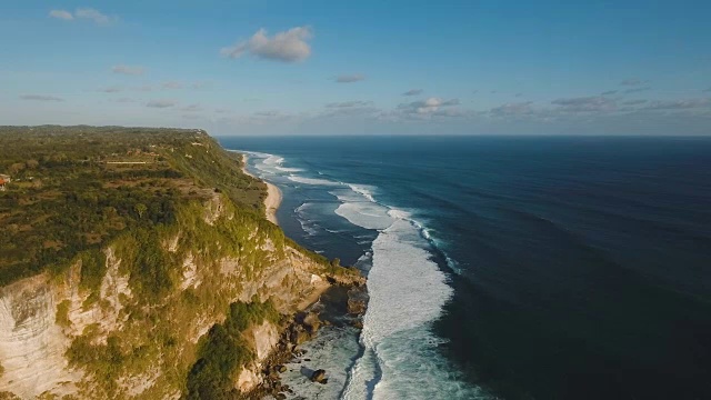 巴厘岛的岩石海岸。鸟瞰图