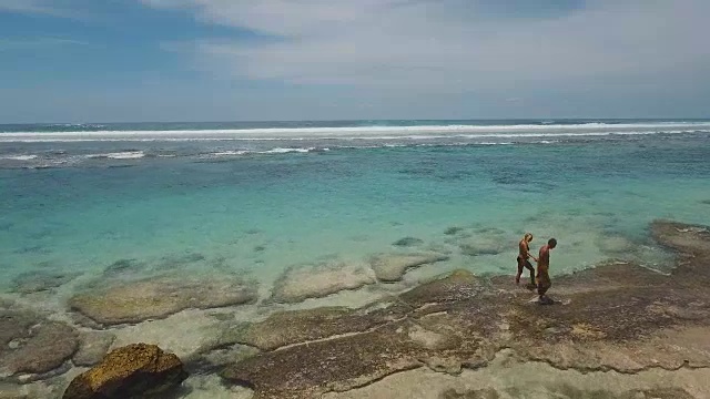 海滩上的年轻夫妇
