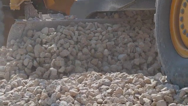 筑路工程中装载机挖掘机
