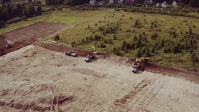 鸟瞰图挖掘机铲斗装载自卸卡车