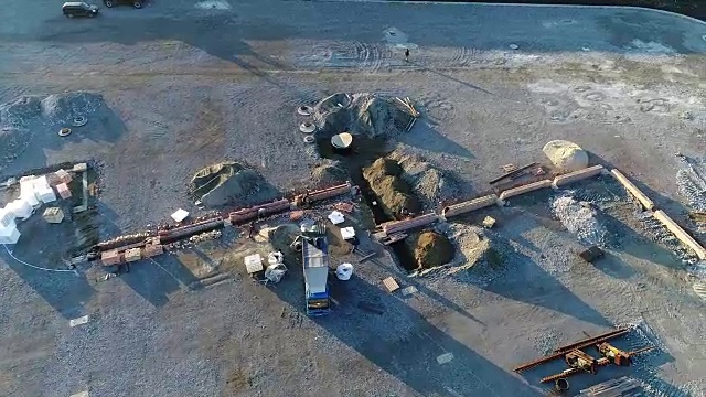 建设大型厂房或工厂，工业外观，空中全景，施工现场，金属结构，施工机械，建筑鸟瞰图