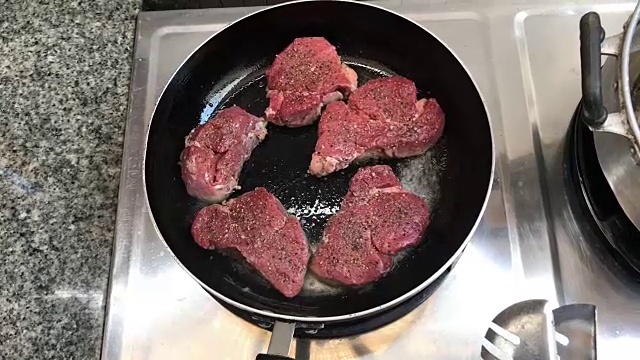 里脊肉在平底锅中烹煮