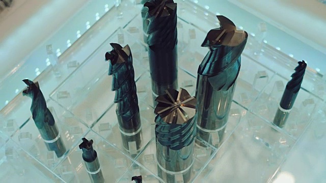 一套新的铣刀为工业机器发光锋利的边缘