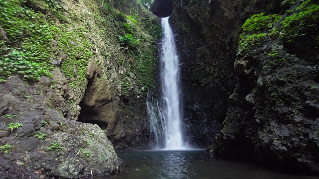 美丽的热带瀑布。印尼巴厘岛。Cinemagraph