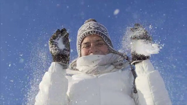 小女孩玩雪