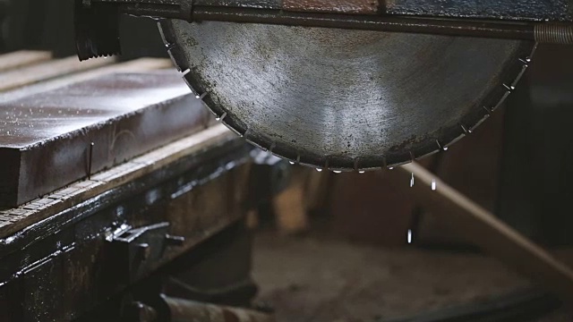 切割机后锯石。