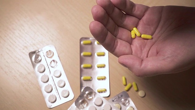 胶囊缓慢地落在男子的手掌上