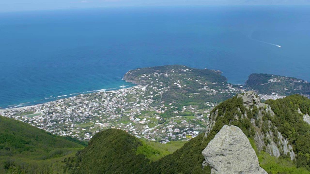 面对湛蓝平静的大海，从山顶俯瞰沿海城市，全景